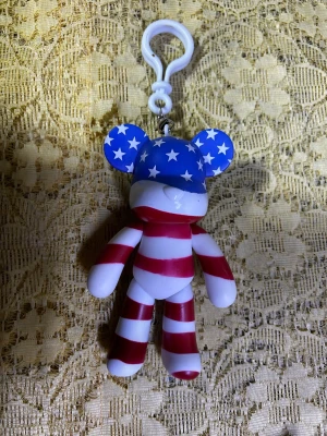 3 st björnformade nyckelringar i plast - Säljer tre coola björnformade nyckelringar i plast. En har amerikanskt flaggmönster i blått, vitt och rött, en är röd och vit med gula ögon och en har svart, silver och gula detaljer med japansk text på pannan. Perfekt som accessoar till väskan eller nycklarna. 59kr/st , helt ny 