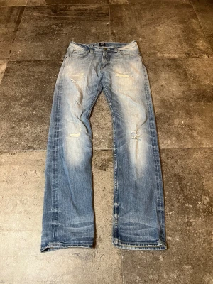 Flared Selvedge Jeans - Lee 101 - Tja! säljer mina selvedge lee 101s i flared modellen, dessa jeans har sett närmare 20 års användning och det har gjort helt stört snygga slitningar🥰👏 strlk 30/34🫡🫡