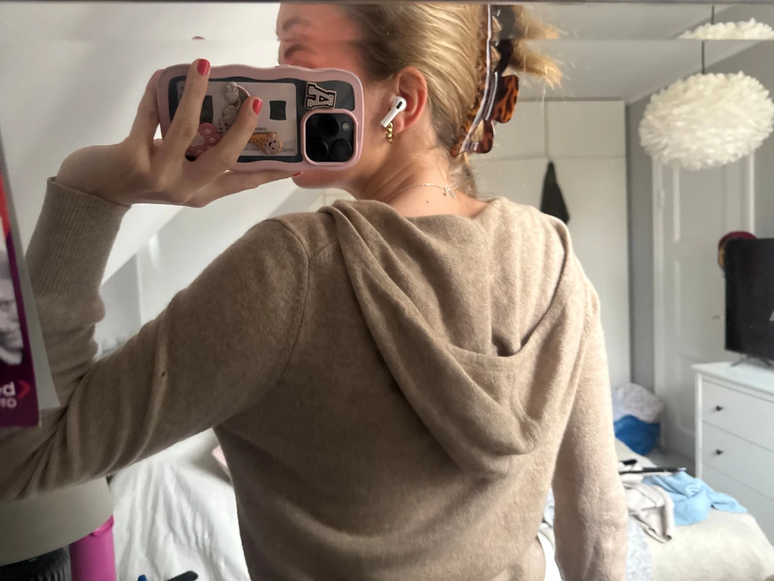 Beige/brun hoodie i kashmir från Soft Goat - 2