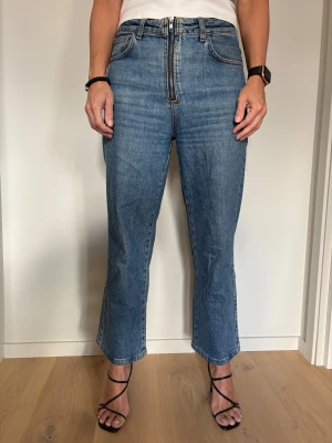 Blå bootcut jeans från Dagmar - Snygga blå jeans från Dagmar i bootcut-modell med mellanhög midja. Jeansen har klassisk femficksdesign, raka ben med lätt utsvängning och stängs med dragkedja och knapp. Materialet är 98% bomull och 2% elastan för en skön passform. Säljes då för stora men riktigt sköna. Nypris 1695kr. Djur- och rökfritt hem.