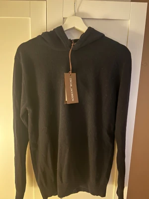 Blå  hoodie i kashmir från Oscar Jacobson - Blå hoodie från Oscar Jacobson i mjuk kashmir. Aldrig använd tags kvar. Länk till tröjan https://www.oscarjacobson.com/sv-se/regular-fit-hoodie-ull-kashmir-67654954-morkbla-210/?utm_source=google&utm_medium=cpc&utm_campaign=D%20-%20SE%20-%20Shopping%20-%20Brand&gad_source=1&gad_campaignid=21692931568&gbraid=0AAAAADmiWjJ8S2vAZCoU0hCVPdO0HKxZz