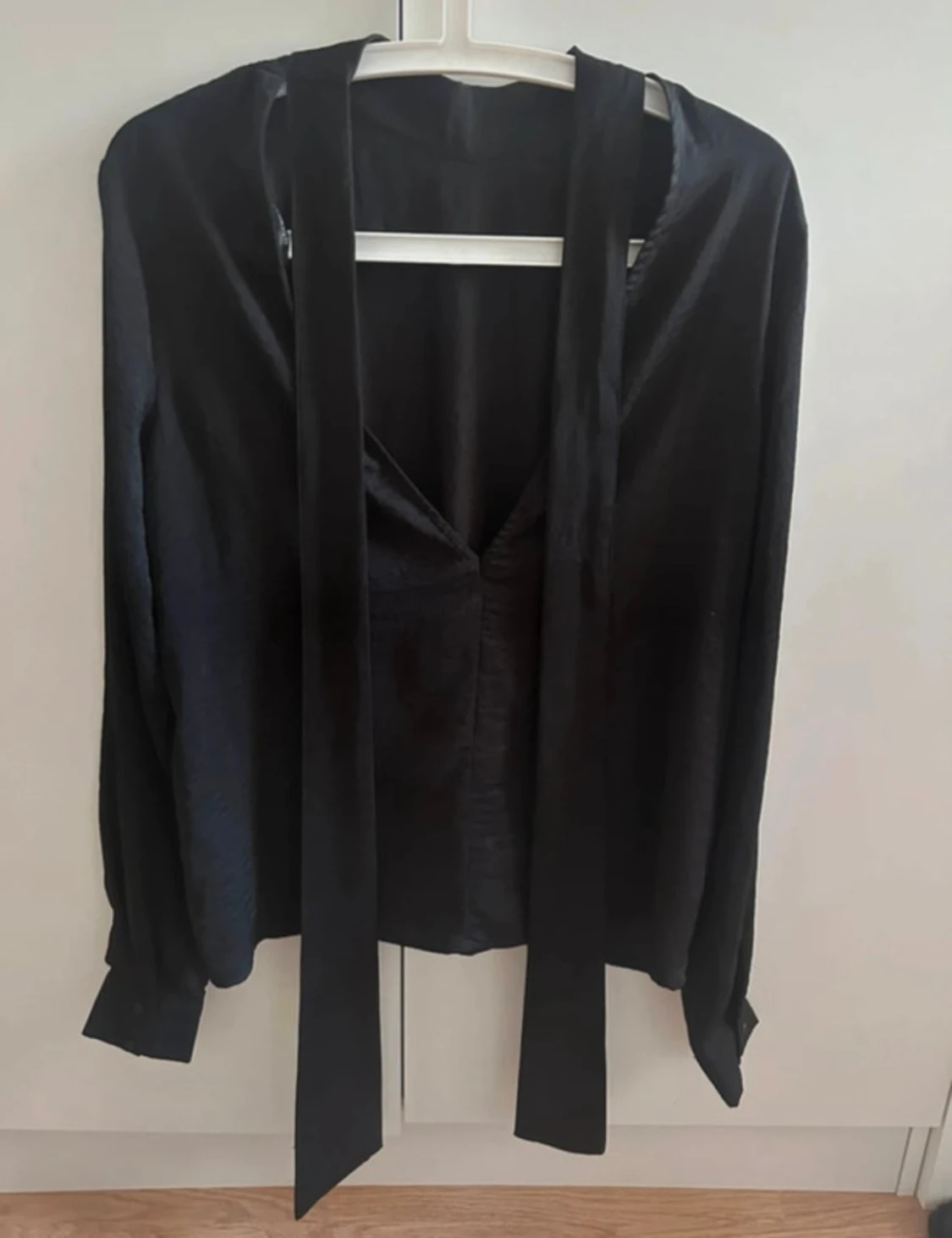 Svart blus med öppning i ryggen - 2