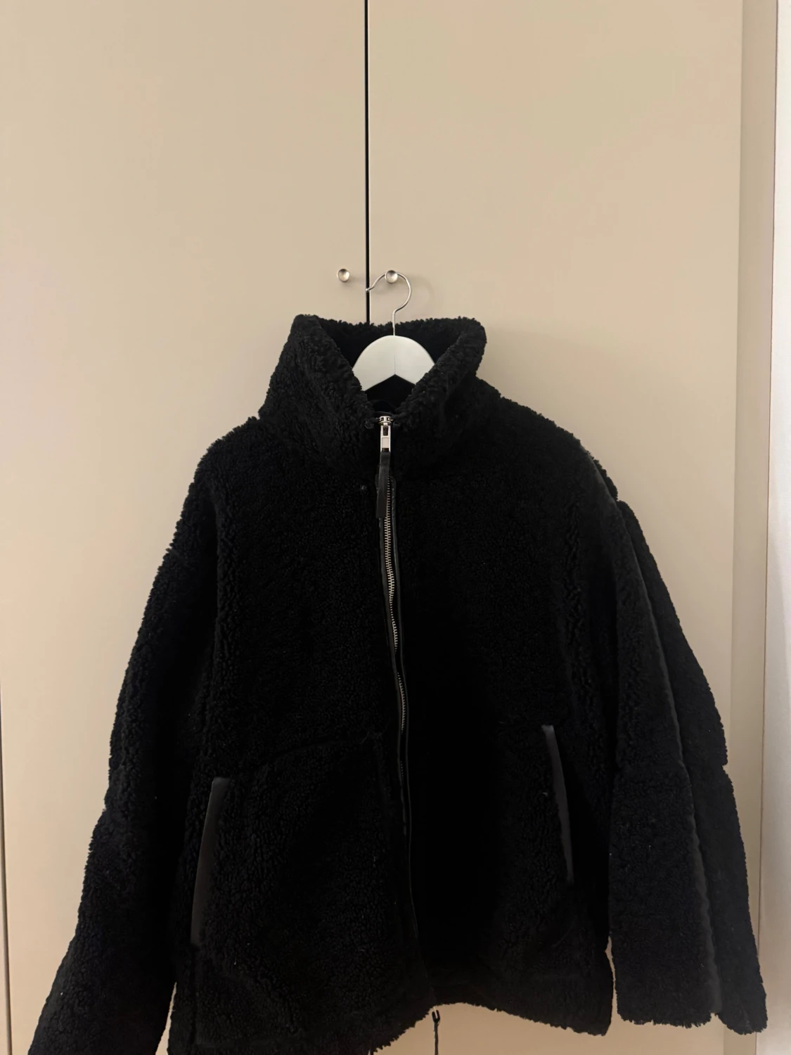 Svart teddyjacka med dragkedja - 1