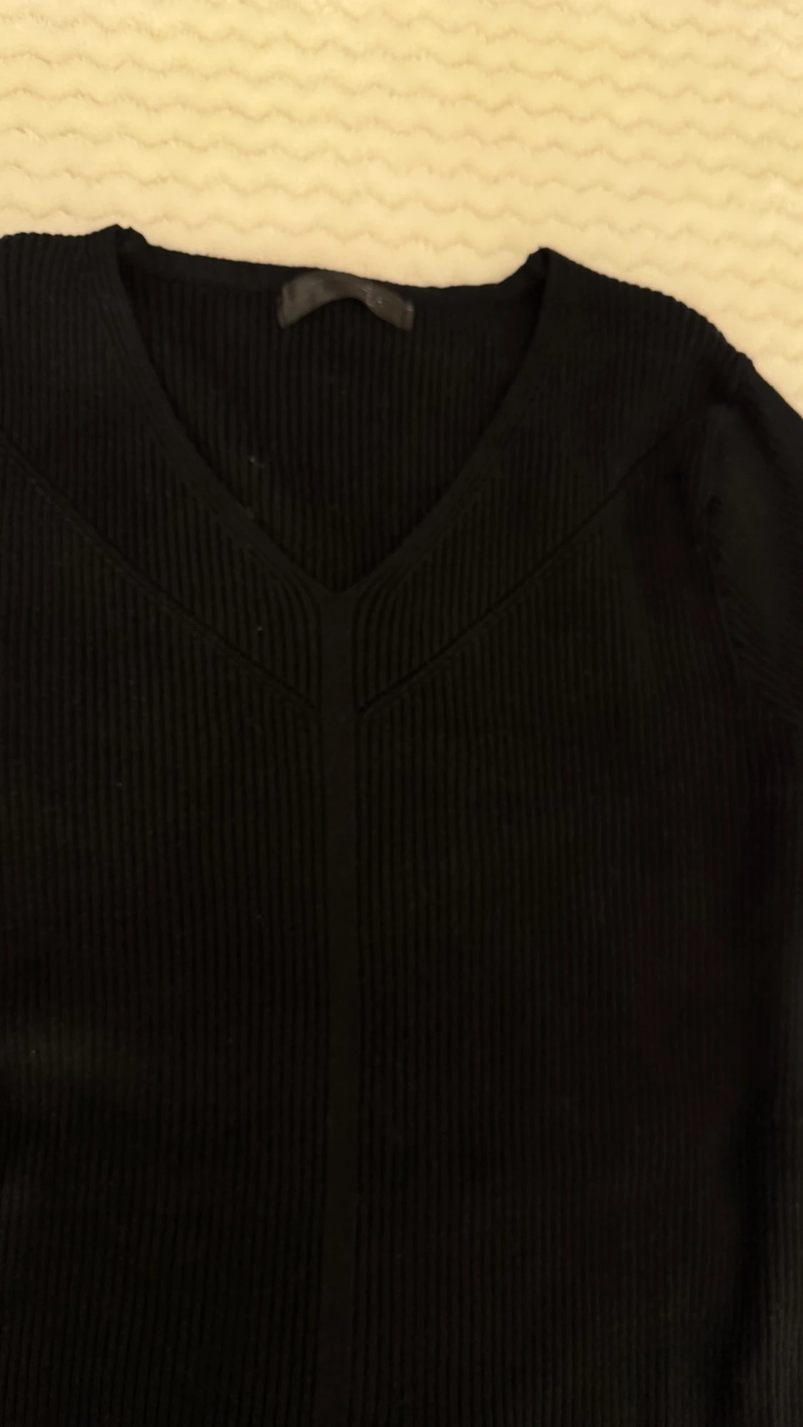 Svart ribbad stickad tröja från Dazy - 1