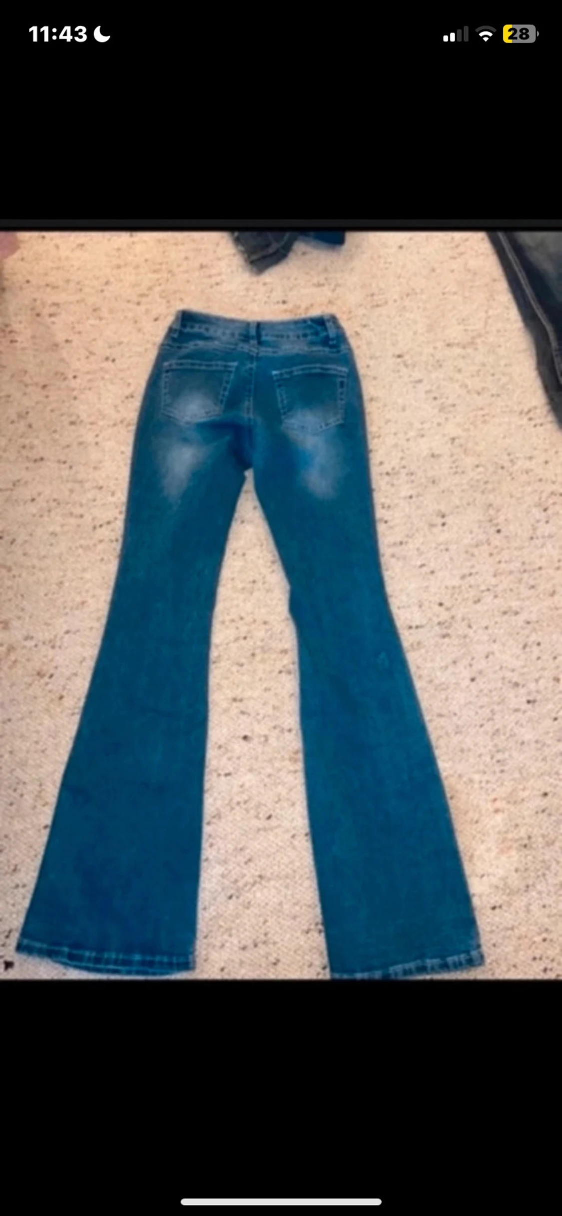 Blå bootcut jeans med slitningar