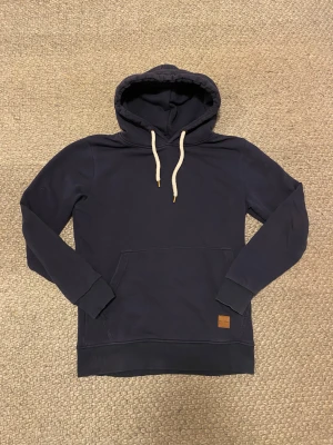 Mörkblå hoodie - Snygg hoodie i storlek M. Helt nytt skick inga defekter eller annat. Han på bild är 187.
