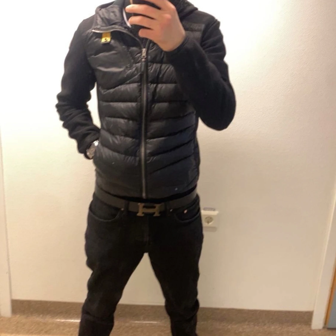 Svart jacka med huva