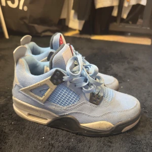 Nike Air Jordan 4 University Blue - Nike Air Jordan 4 University Blue sneakers med ljusblå mocka. Jätte fint skick! 🩵