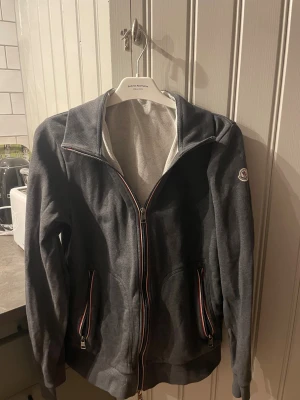 Moncler kofta herr  - Gammal Moncler kofta, sitter som S pga av att den krympt i tvätten. Vid mer frågor hör av er☺️