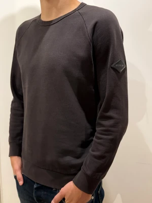 Replay Hoodie - Säljer denna sweatshirt från Replay i storlek S. Tröjan är i bra skick, endast ett litet hål i nacken (bild 4), som knappt syns med T-shirt under. Använd fåtal gånger.