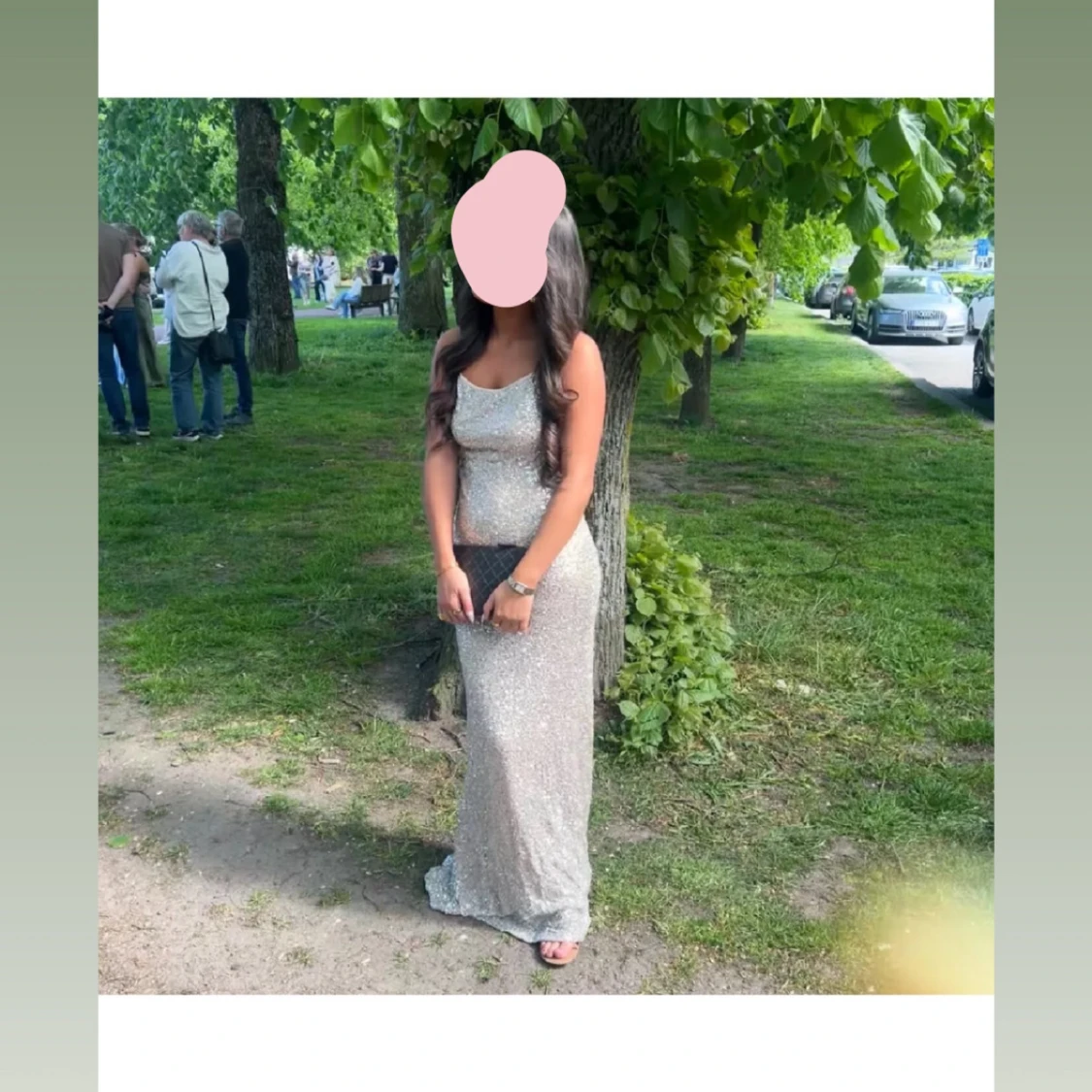 Glittrig långklänning med öppen rygg