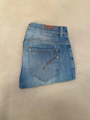 Dondup George - Säljer nu ett par feta Dondup George it bra skick. Dem är i storlek trettio och skinny fit. Det finns ett litet hål på vänster knä som är lätt att fixa. Annars är dem i riktigt bra skick. Tveka inte på att höra av er vid frågor och funderingar.