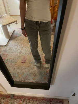 Grå jeans - Grå jeans från lager 157. Är i storlek xxs men passar mig som är xs/s. Väldigt bra sick. Midwaist