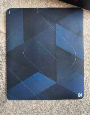 BenQ Zowie G-SR-SE Mousepad - BenQ Zowie G-SR-SE gamingmusmatta i utmärkt skick. Stor yta med specialdesignat blått mönster, perfekt för e-sport och precisionsspel. Levereras med originalförpackning. Inga synliga defekter eller slitage.