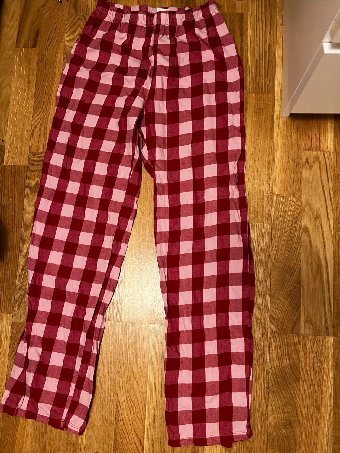 Röd- och rosa rutiga byxor H&M