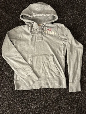 🔥 Hollister Cardigan – Sjukt Eftertraktad! - 🔥 Extremt eftertraktad Hollister-hoodie – stl M, skick 8/10 🔥 Black Week-REA! Passa på medan priset är sänkt – det här är en av Hollisters mest populära modeller och den dyker nästan aldrig upp. Sitter perfekt, sjukt snygg och funkar till ALLT.  Den här kommer försvinna direkt – folk brukar köpa såna här på sekunder. Först till kvarn. Köp nu innan någon annan hinner före!