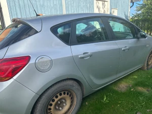 Opel Astra CDTI - Opel Astra CDTI i silver, rymlig och praktisk kombi med manuell växellåda. Bilen har synligt slitage på fälgar och mindre repor på karossen, men interiören är välhållen. Perfekt för vardagsbruk och pendling. Utrustad med multifunktionsratt och modern mittkonsol.