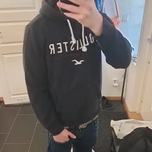 Hollister hoodie - Super fin svart hollister hoodie som är perfekt nu inför hösten🍂🍂Storlek är XS. Kom gärna vid minsta lilla fundering och priset är självklart diskuterbart😊🙌
