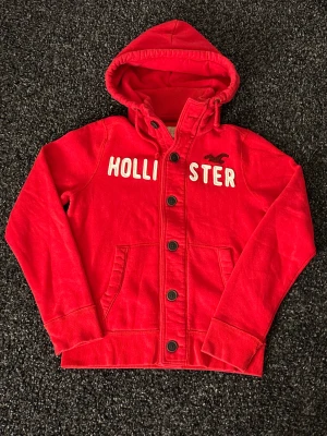 🔥 Hollister Cardigan – Sjukt Eftertraktad! - 🔥 Extremt eftertraktad Hollister-hoodie, stl L/M, skick 8/10 🔥 Black Week-REA! Passa på medan priset är sänkt – det här är en av Hollisters mest populära modeller och den dyker nästan aldrig upp. Sitter perfekt, sjukt snygg och funkar till ALLT.  Den här kommer försvinna direkt – folk brukar köpa såna här på sekunder. Först till kvarn. Köp nu innan någon annan hinner före! 