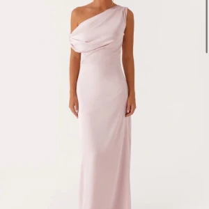 Rosa balklänning - Säljer min sååå fina balklänning ifrån studenten. Den är från peppermayo och nypris är ca 1200 kr. Klänningen är endast använd 1 gång så därmed i superbra skick. Passar perfekt till balen, bröllopsgästande eller annan tillställningar!💞