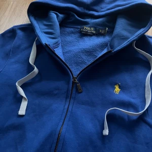 Blå hoodie från Polo Ralph Lauren - Säljer en blå Polo Ralph Lauren zip🙌🏻| Storlek M | Skick 10/10🔥| Skriv vid minsta fundering 💭 