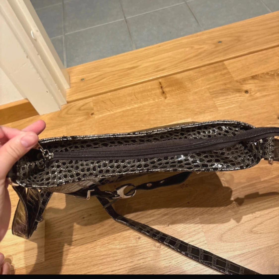 Svart axelväska i krokopräglat skinn - 3