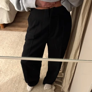 Svarta kostymbyxor - Visa, raka och högmidjade kostymbyxor 