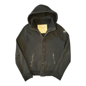 Abercrombie and Fitch Huvtröja  - Abercrombie And Fitch Huvtröja i storlek XL. Jag på bilden är 180 cm. Mått: armhåla till armhåla - 56 cm, längd - 66 cm. Skriv för fler bilder och frågor!