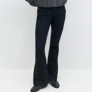 Svarta bootcut jeans från Gina tricot  - Snygga svarta jeans med bootcut passform och mid midja. Jag har sprättat upp byxorna längst ner. Byxorna har stretchigt jeansmaterial som sitter bekvämt. Skriv för mer och bättre bilder💗