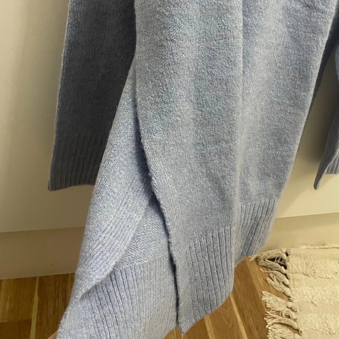 Ljusblå stickad tröja med slits - 1