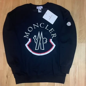 Moncler sweatshirt - Tjenare, säljer denna minglet sweatshirt som är helt ny med prislappar på. Jag har aldrig använt den, om du har frågor eller funderingar är det bara att skriva.