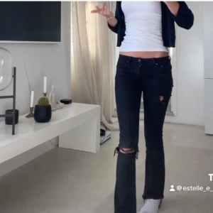 Unika svarta bootcut jeans - Snygga svarta jeans med slitningar på låret och knät. Bootcut as snygga köpte för länge sedan de har dock en liten reva där bak som jag kan ta bild på därav priset. De går dock enkelt att sy igen och kommer inte synas så länge man syr igen med svart tråd❣️
