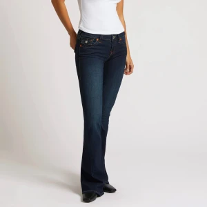 Low rise True religion jeans - Super snygga lågmidjade bootcut true religon jeans från Nelly!! Köpta för 1200 säljer för 800, använda några få gånger eftersom dom ör för stora i midjan💗💗storlek 26