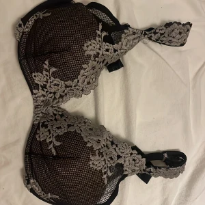 Intimissimi Bh - Säljer en svart bh med vacker grå spets och blommigt mönster. Storlek 80C