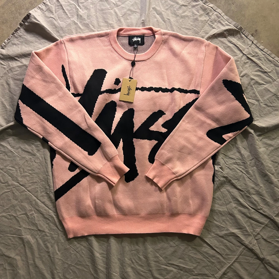 Rosa Stüssy knitted tröja med svart print 
