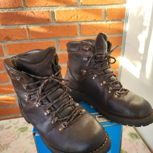 Alico Summit made in Italy kängor, bruna, storlek 43 m. Vibram-sula - Robusta bruna kängor i skinn med grov Vibram-sula och snörning. Perfekta för dig som gillar outdoor och vill ha slitstarka boots med klassisk look. Fodrade insida för extra komfort och stabilitet. Snygga detaljer med metallöglor och kraftiga snören.