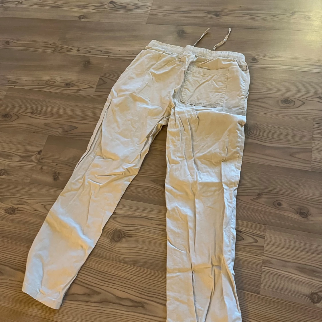 Beige linnebyxor med snörning - 2