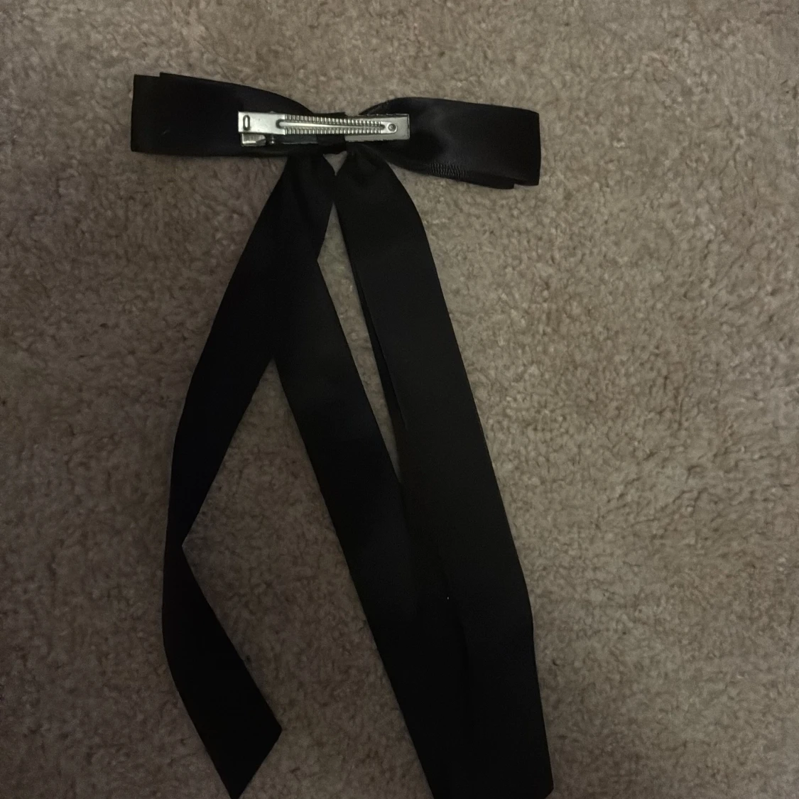 Svart diademrosett i satin - 1