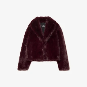 Vinröd pälsjacka från Stradivarius - Säljer en fluffig och snygg vinröd pälsjacka från Stradivarius. Jackan har en croppad passform, bred krage och långa ärmar. Perfekt för dig som vill sticka ut med en mjuk och lyxig look. Färgen är djup vinröd och materialet är syntetpäls.