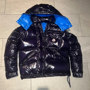 Moncler pufferjacka - Sällsynt äkta moncler jacka. 9/10 skick men inga fel. Moncler storlek 1 men passar storlek S. Finns fler taggar men plick låter mog bara ha 5 bilder. Nfc scan funkar. Man kan ta av ärmarna så att det blir en väst. Finns remmar som gör att den går att ha som ”ryggsäck”. Justerbar midja. (Längd: 62cm) (axelbredd: 51cm) (ärmar: 60cm). Nypris runt 10000kr mitt pris 1999kr.