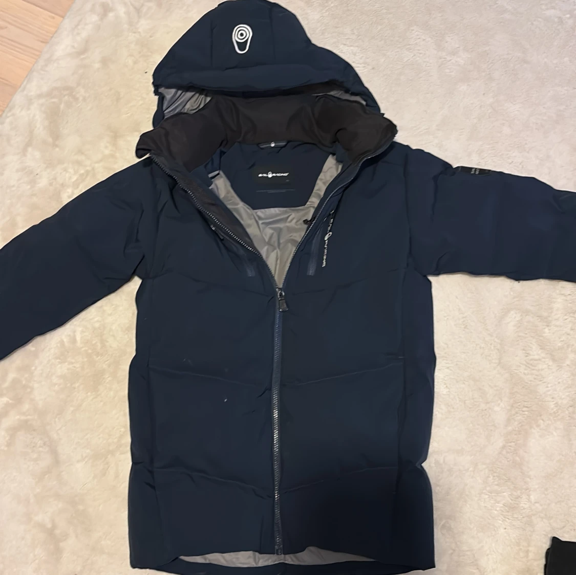 Mörkblå Sail Racing dunjacka med huva