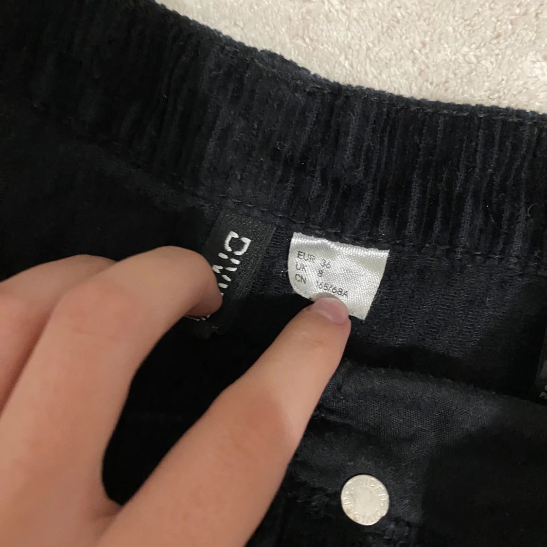 Svart manchesterkjol från Divided H&M - 2