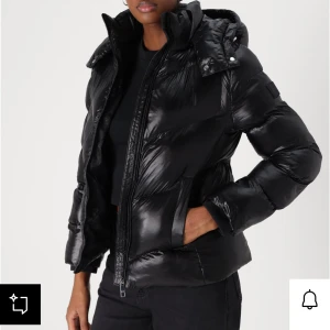 Hugo Boss jacka - Säljer en svart pufferjacka från hugo boss i storlek 38! Nypris 4395kr finns mer bilder vid intresse. Fortfarande fint skick!! Prislapp finns fortfarande!