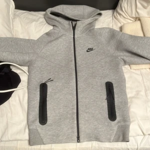 Grå Nike hoodie med dragkedja XS - Snygg grå hoodie från Nike i storlek XS pris kan diskuteras 