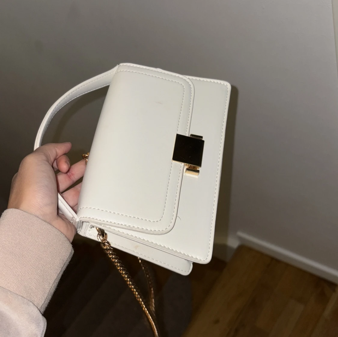 Vit axelväska med kedja - 1