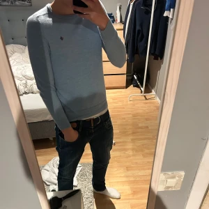 Ljusblå stickad tröja från Morris - Snygg ljusblå stickad tröja från Morris, den är i storlek S men skulle säga den passar XS, killen på bilden är 175. Skriv för mer frågor eller funderingar, Mvh 