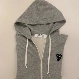 Grå cdg zip hoodie M - Grå CDG comme des garçons play zip hoodie //  Storlek M //  Mycket bra skick //  Skriv vid minsta fråga eller fundering💯🤝