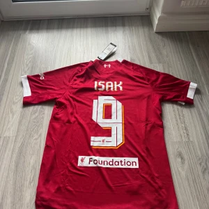 Liverpool 2025/2026 Hemmaställ Isak #9 UCL - Liverpool hemmaställ 25/26 Isak #9 Ucl, Nyskick och aldrig använd, Storlek S