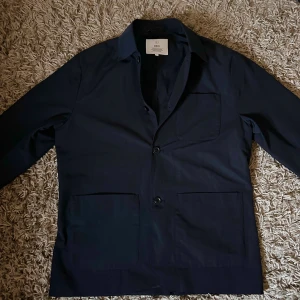 Marinblå overshirt från Bläck  - Marinblå overshirt från Bläck. Perfekt nu till höst/vintern. Passar både till vardagen men oxå uppklätt. Använd 4-5 ggr. Nypris: 1600. Riktigt kap 🔥 