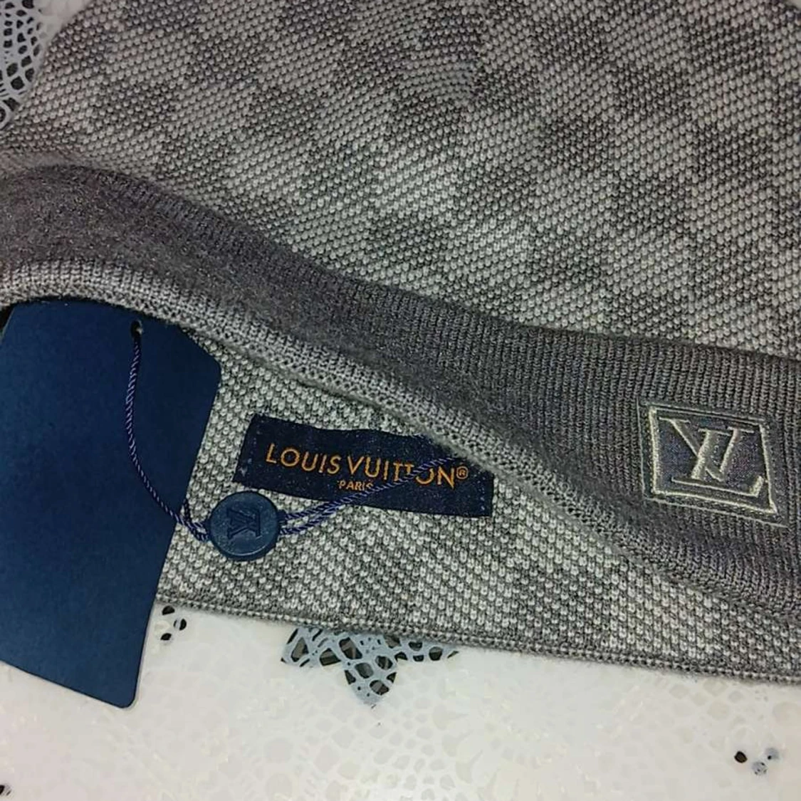 Grå rutig mössa  - 1